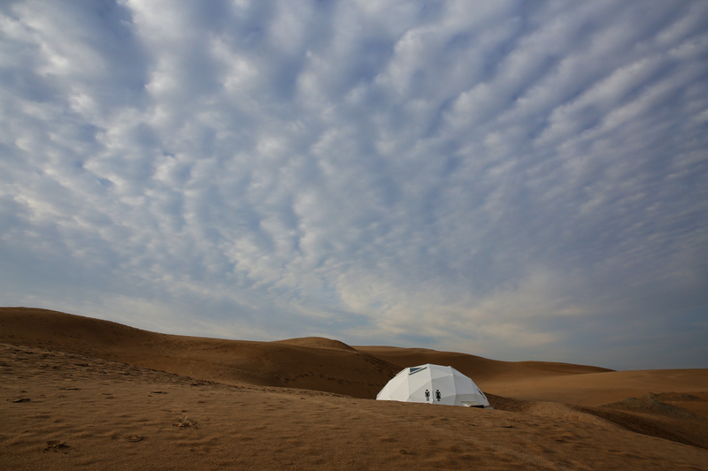 Illustration for article titled El fabuloso hotel que "flota" sobre las dunas del desierto mongol